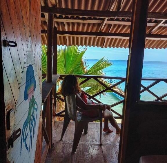 标准间带阳台, Hugos Place Baru