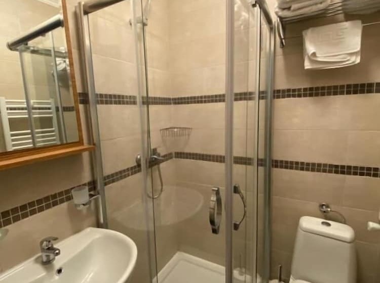 标准单人间, Am Fluss