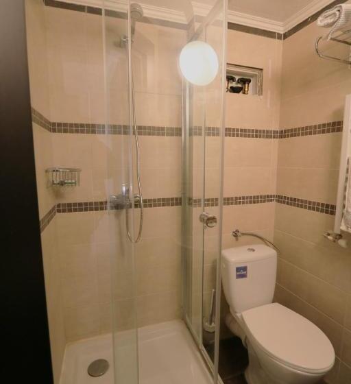 舒适三人间, Am Fluss