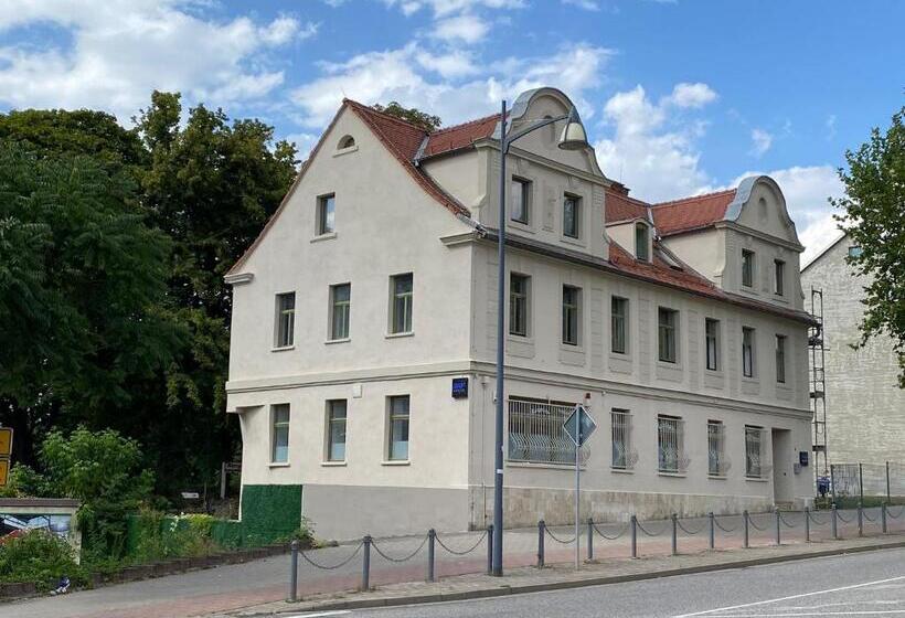 标准单人间, Am Fluss