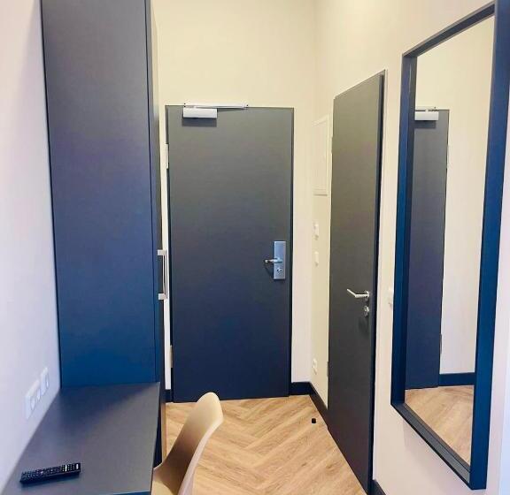 اتاق اکونومی یک تخته, Motel Blue Messe