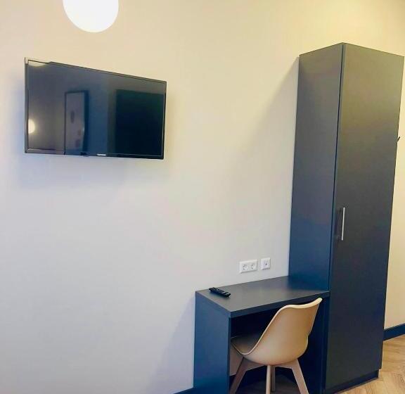 اتاق اکونومی یک تخته, Motel Blue Messe