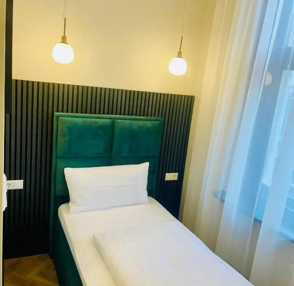 اتاق اکونومی یک تخته, Motel Blue Messe