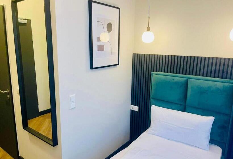 اتاق اکونومی یک تخته, Motel Blue Messe