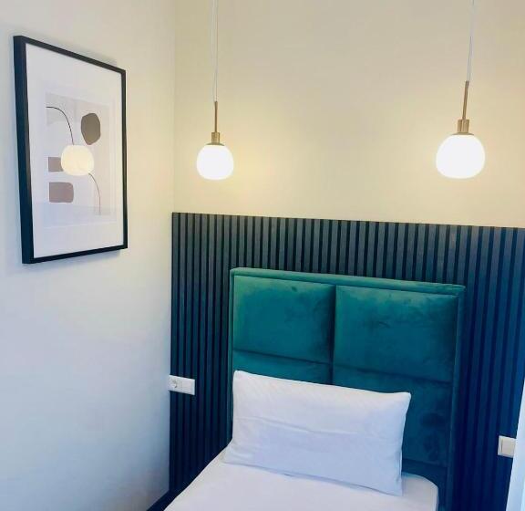 اتاق اکونومی یک تخته, Motel Blue Messe