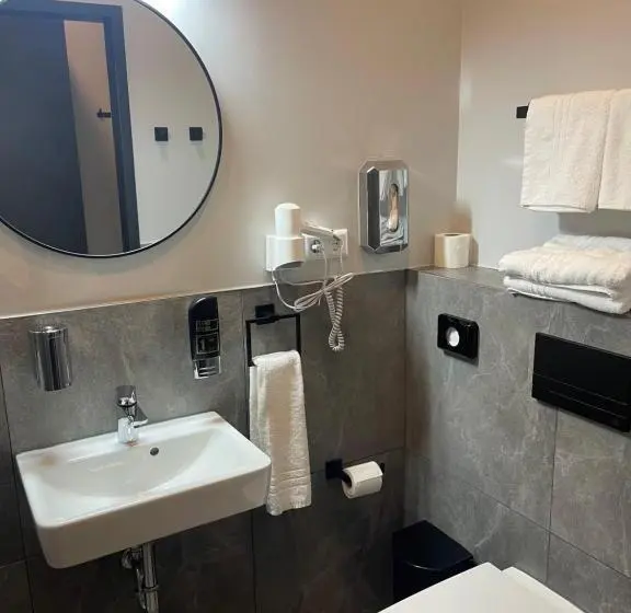 اتاق اکونومی, Motel Blue Messe