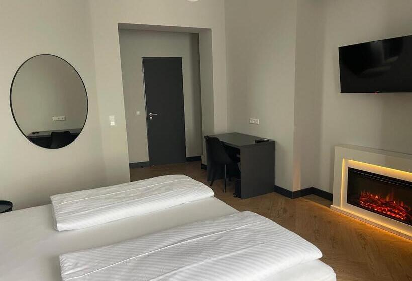 استودیوی سوپریور, Motel Blue Messe