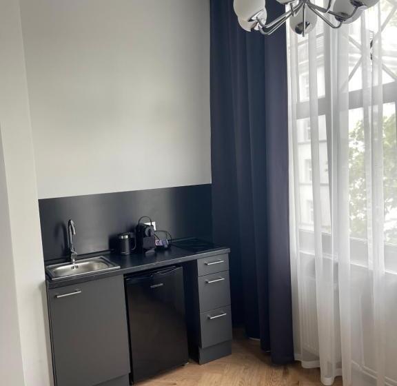 استودیوی سوپریور, Motel Blue Messe