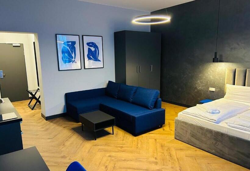 استودیوی سوپریور, Motel Blue Messe