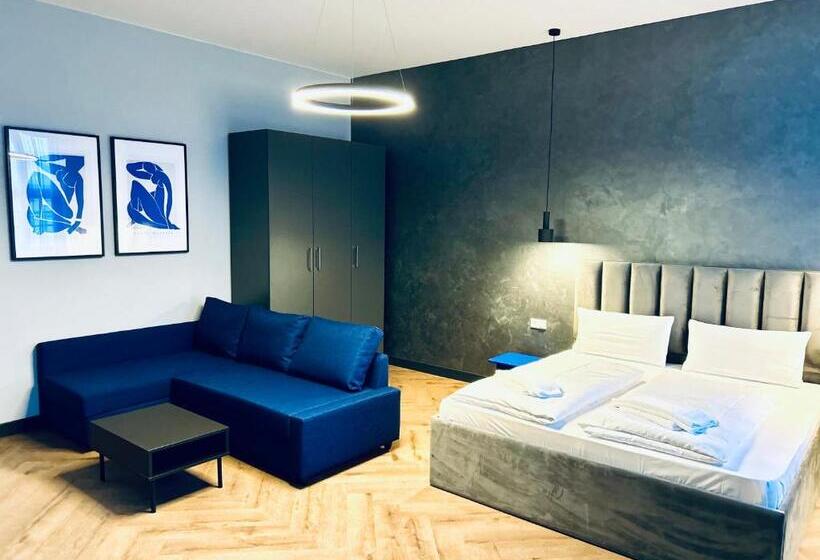 استودیوی سوپریور, Motel Blue Messe