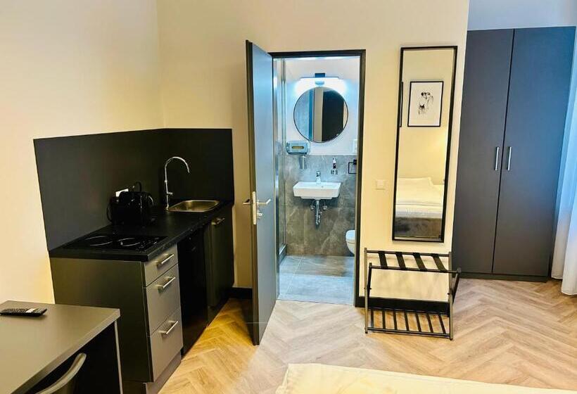 استودیوی سوپریور, Motel Blue Messe