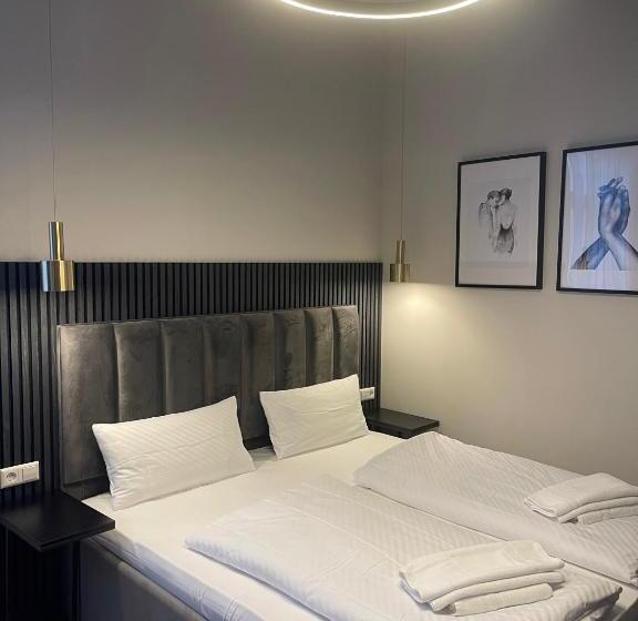 استودیوی سوپریور, Motel Blue Messe