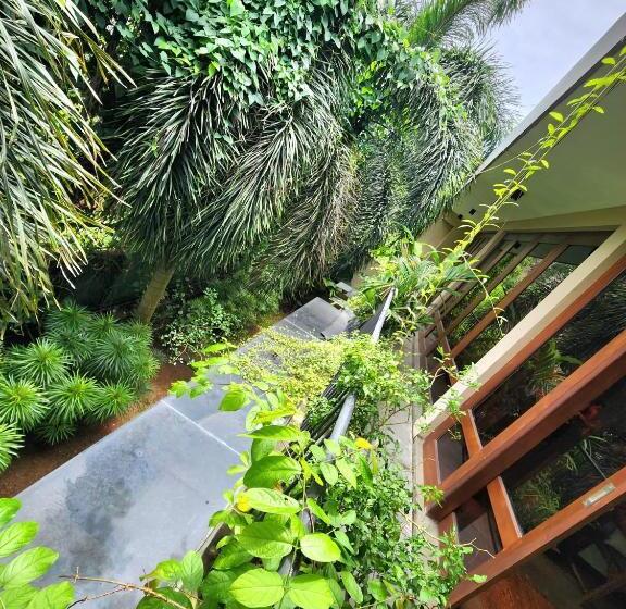 غرفة قياسية مزوَّدة بتراس, Cozy Luxury Room With Balcony View !