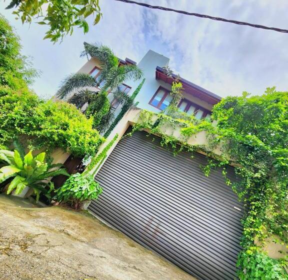 غرفة قياسية مزوَّدة بتراس, Cozy Luxury Room With Balcony View !