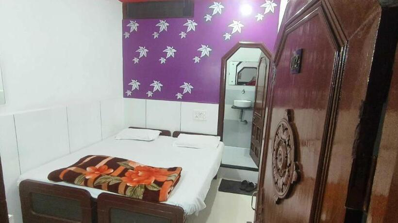 트리플 클래식 룸, Oyo Hotel Raj Palace