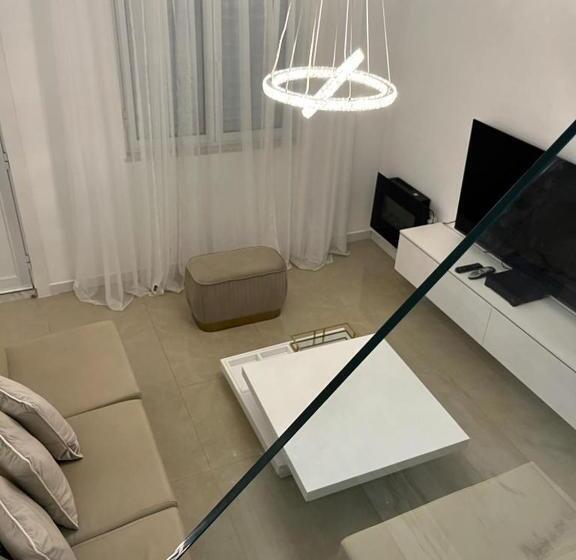 خانه 3 خوابه, Família Joaquim