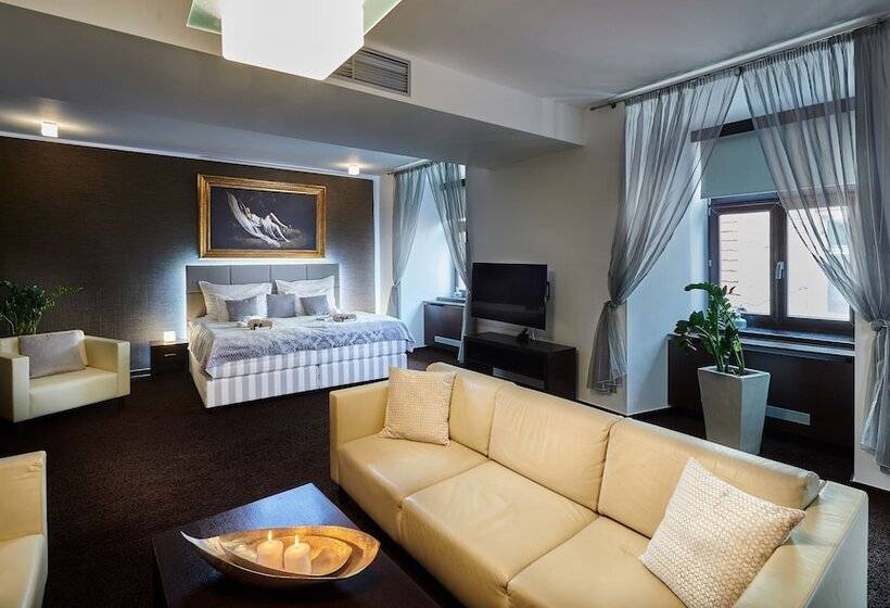 سوییت لوکس, Boutique Hotel Chrysso