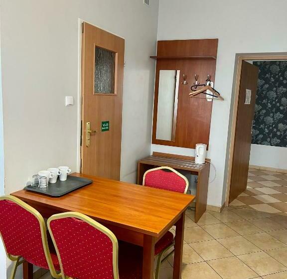 اتاق استاندارد سه نفره, Elda