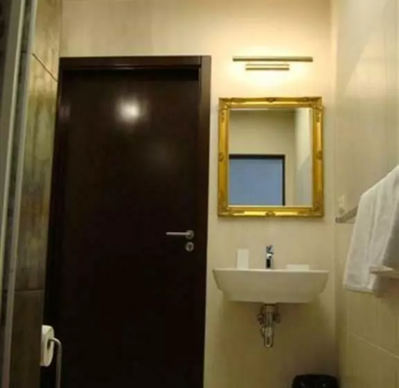 Standard-studio, Home & Travel