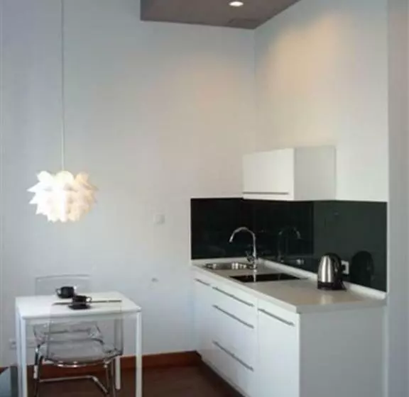 Standard-studio, Home & Travel