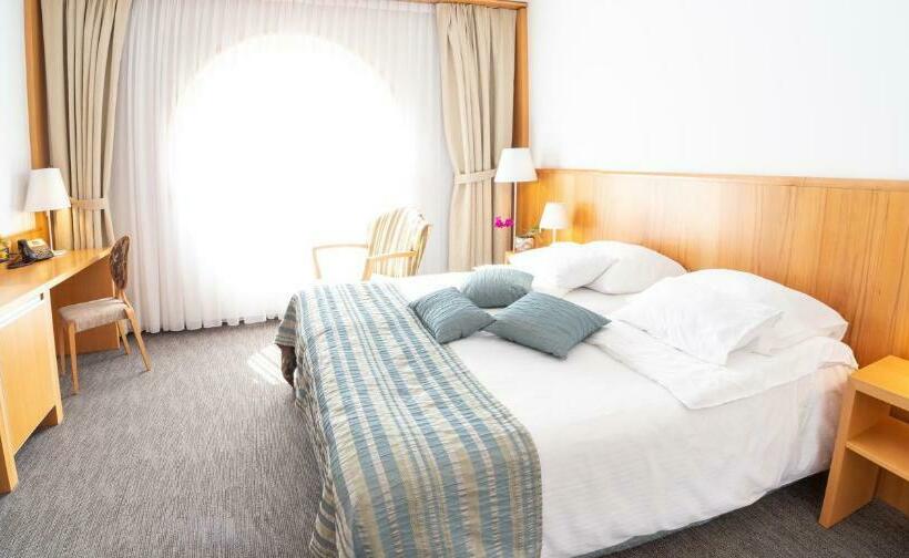 اتاق استاندارد سه نفره, Jozef