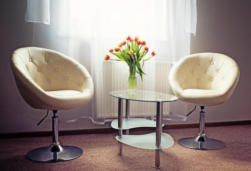 דירת חדר דלוקס, Makara