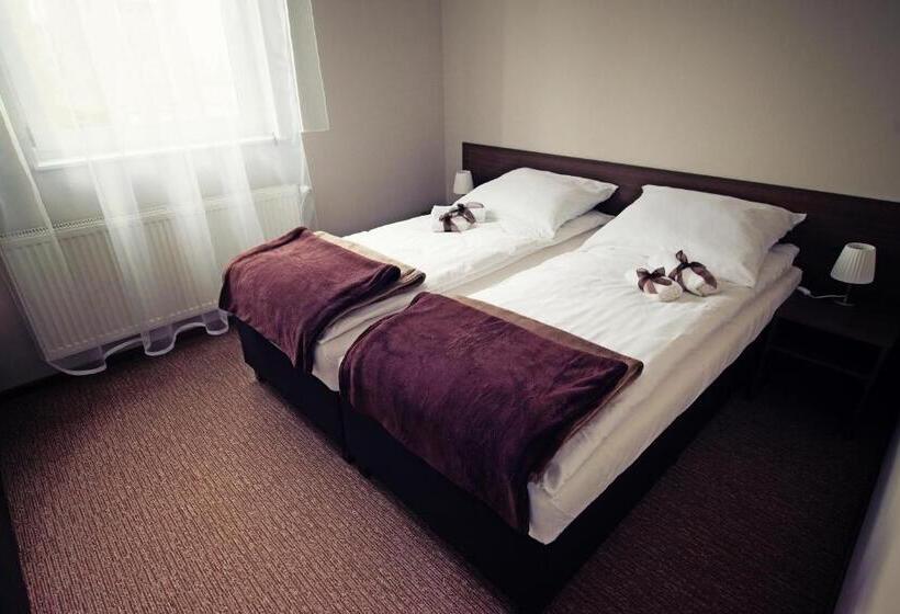 חדר סטודיו סטנדרד, Makara