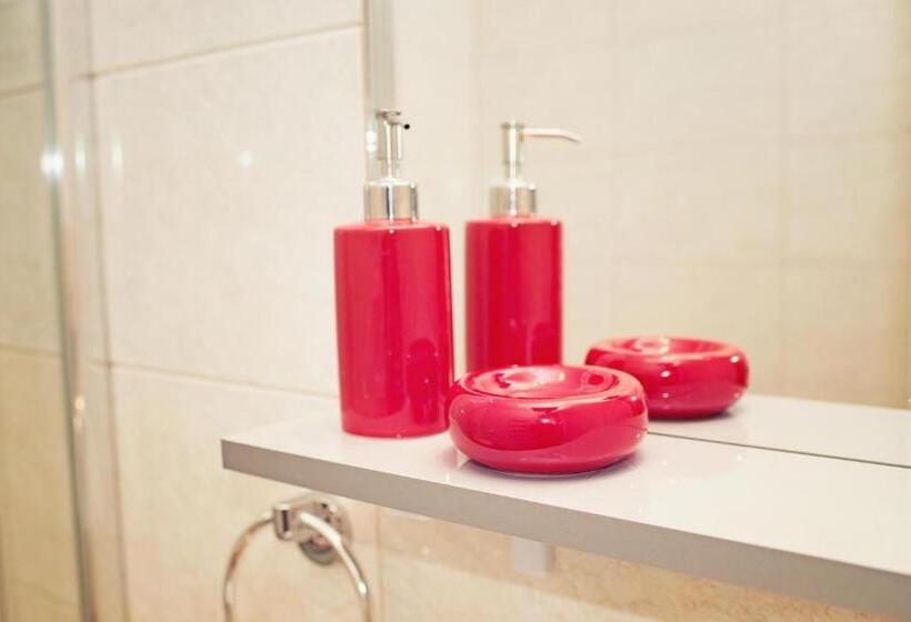 סטודיו דלוקס, Makara