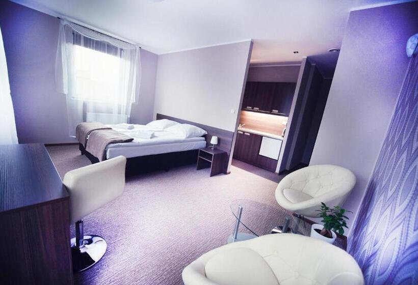 סטודיו דלוקס, Makara