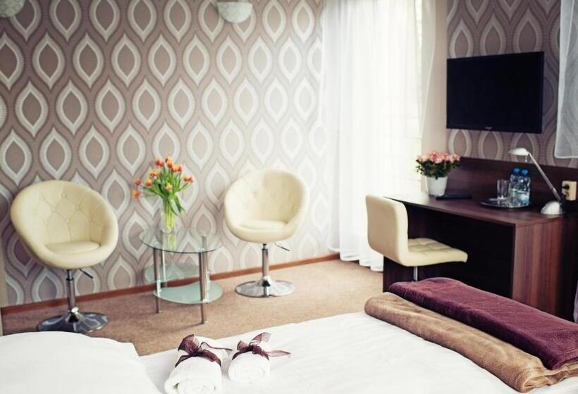 סטודיו דלוקס, Makara