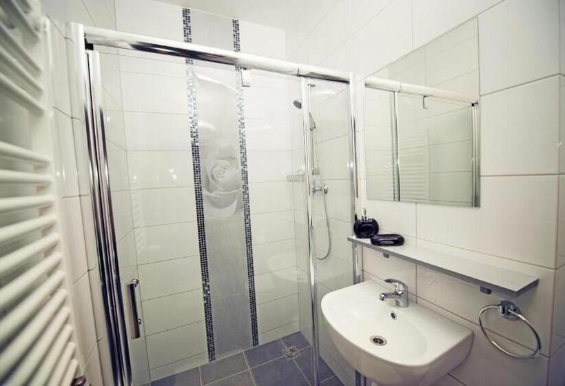 חדר סטנדרט, Makara