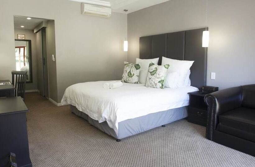 スタンダードスタジオ, Ruslamere Hotel And Conference Centre