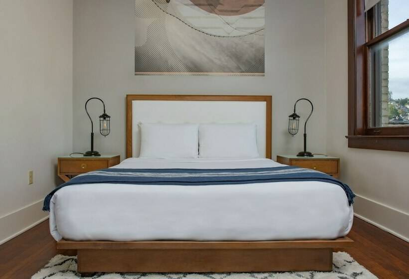 Номер Deluxe, Commodore