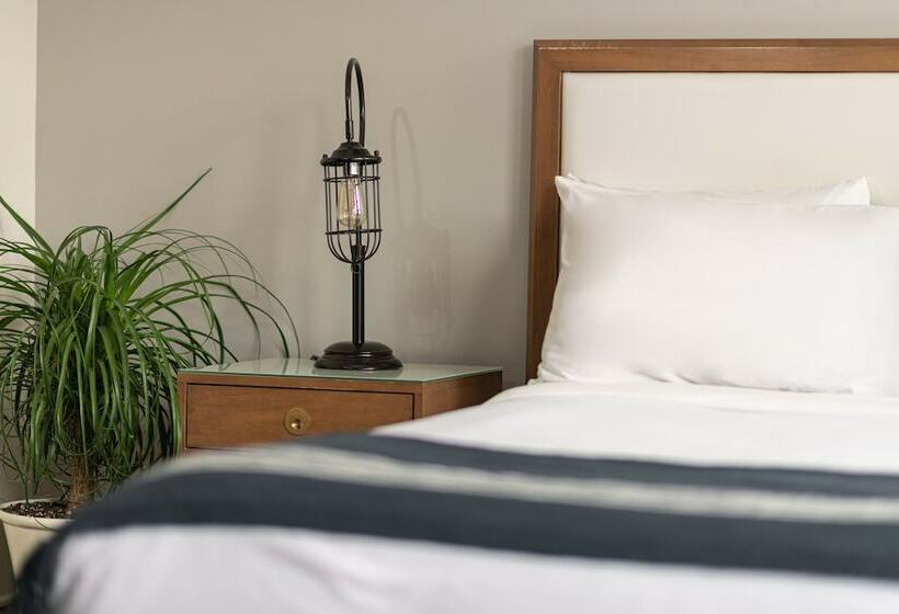 Номер Deluxe, Commodore