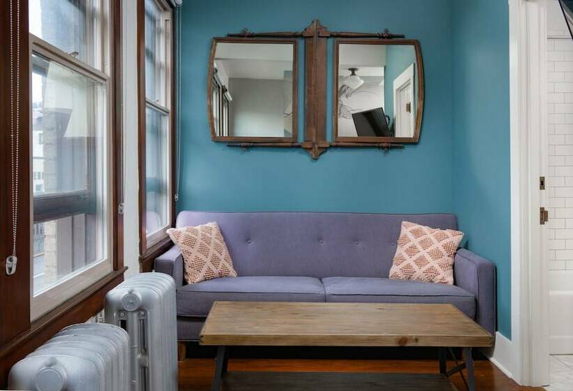 Номер Deluxe, Commodore