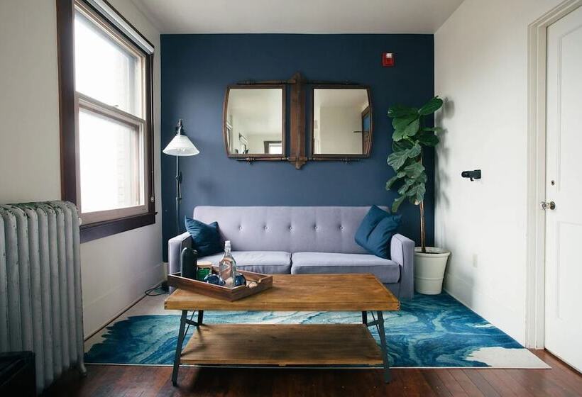 Номер Deluxe, Commodore