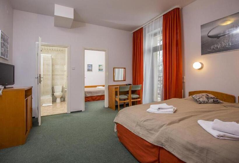 חדר סטנדרט לשלושה עם מרפסת, Willa Excelsior