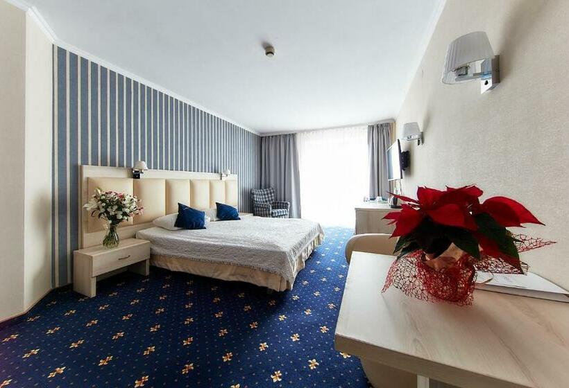 غرفة قياسية ثلاثية, Willa Labelle