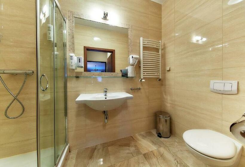 غرفة قياسية ثلاثية, Willa Labelle