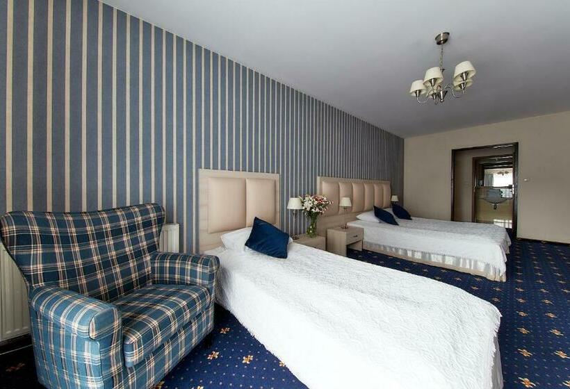 标准三人间, Willa Labelle