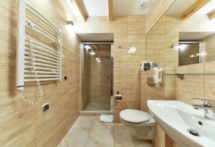 غرفة قياسية, Willa Labelle