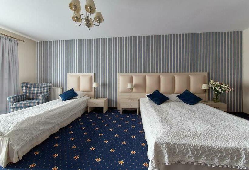 غرفة قياسية ثلاثية, Willa Labelle