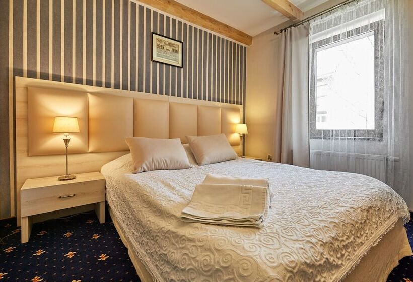 غرفة قياسية, Willa Labelle