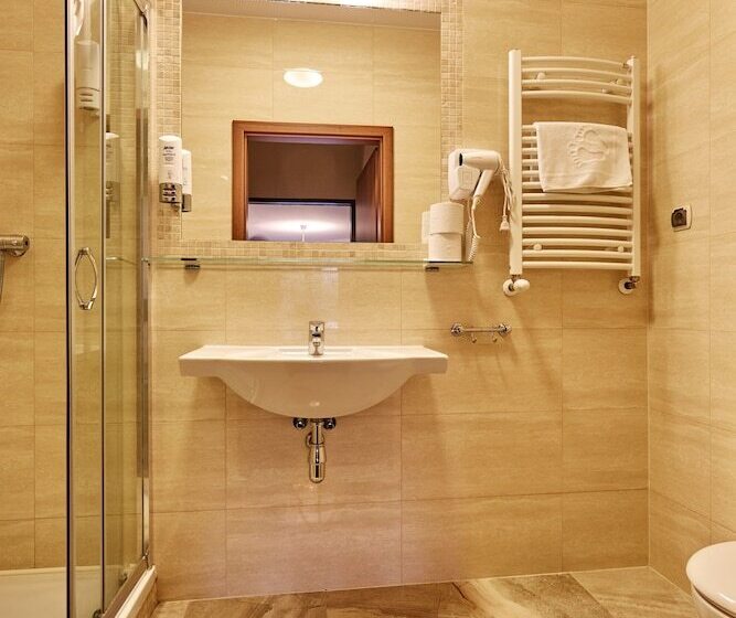 标准间, Willa Labelle