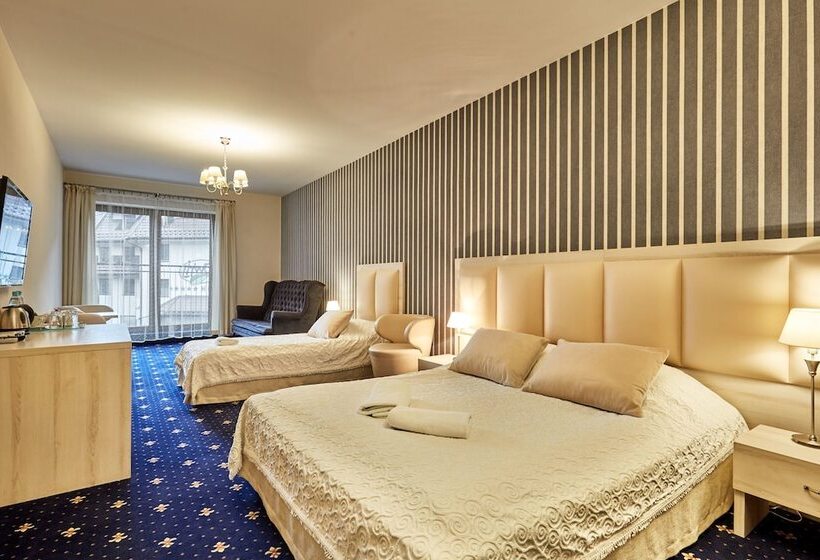 غرفة قياسية ثلاثية, Willa Labelle