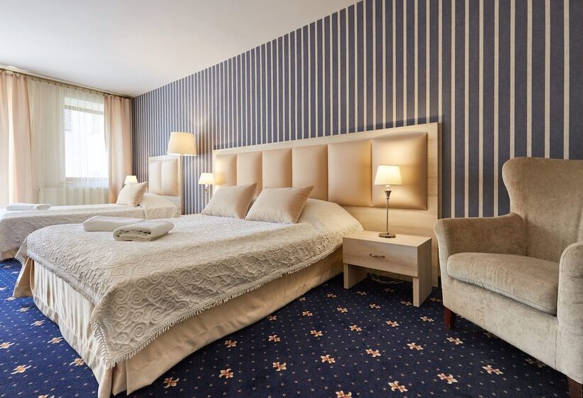 غرفة قياسية ثلاثية, Willa Labelle