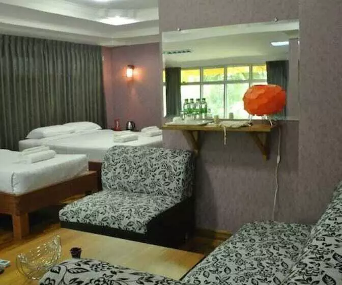 سوییت, Yaewaddy Motel