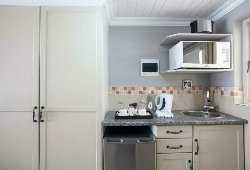 スタンダードスタジオ, Ruslamere Hotel And Conference Centre