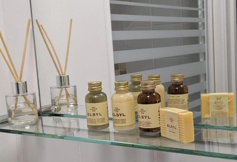 スタンダードルーム, The Fox Inn