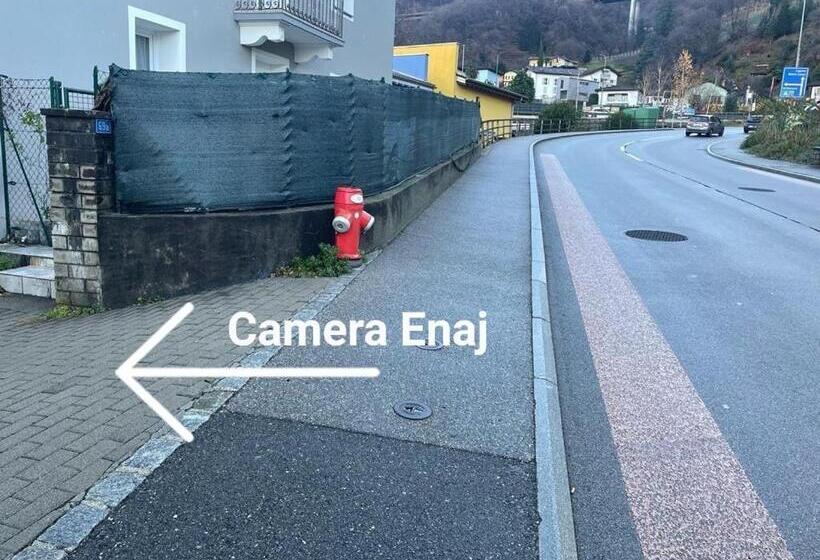 デラックスルーム, Camera Enaj